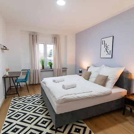 Peter - 90qm, 3 Schlafzimmer, Kueche, Wohnzimmer, Balkon, Netflix *