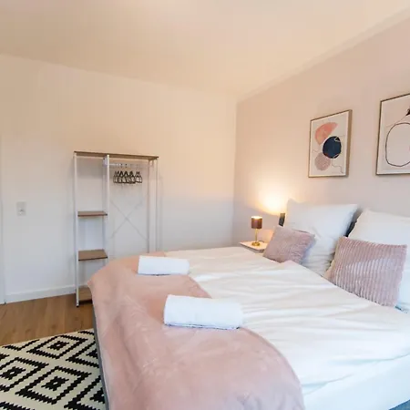 Peter - 90qm, 3 Schlafzimmer, Kueche, Wohnzimmer, Balkon, Netflix Lägenhet *