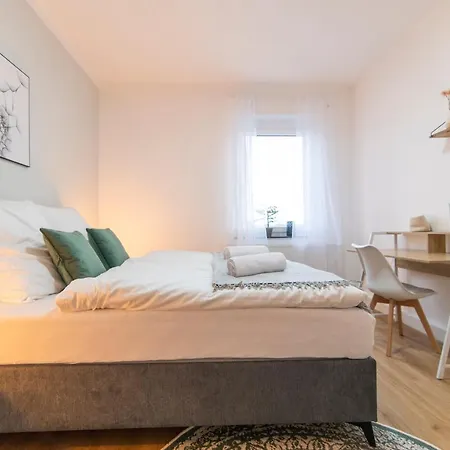 Peter - 90qm, 3 Schlafzimmer, Kueche, Wohnzimmer, Balkon, Netflix
