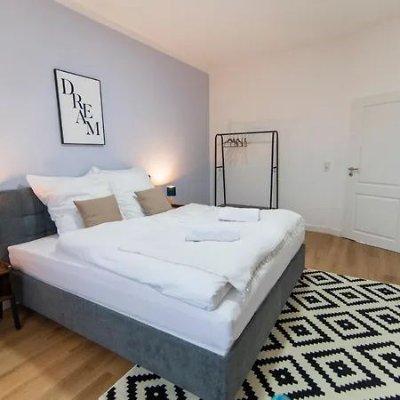 Peter - 90qm, 3 Schlafzimmer, Kueche, Wohnzimmer, Balkon, Netflix