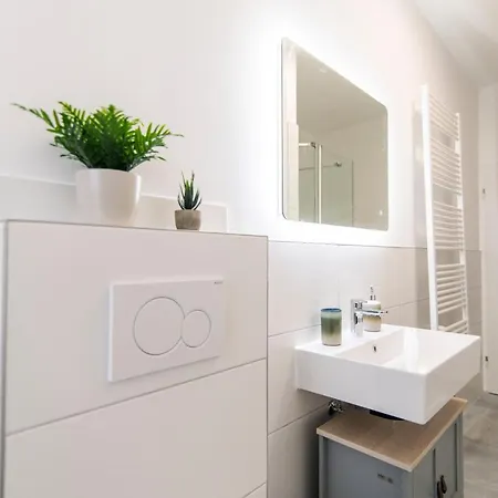 Peter - 90qm, 3 Schlafzimmer, Kueche, Wohnzimmer, Balkon, Netflix