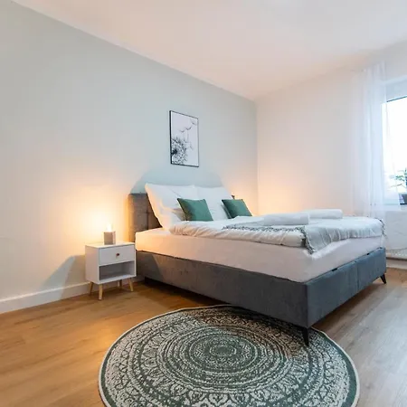 Peter - 90qm, 3 Schlafzimmer, Kueche, Wohnzimmer, Balkon, Netflix *