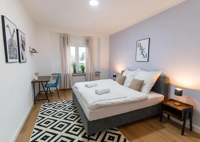 Peter - 90qm, 3 Schlafzimmer, Kueche, Wohnzimmer, Balkon, Netflix *