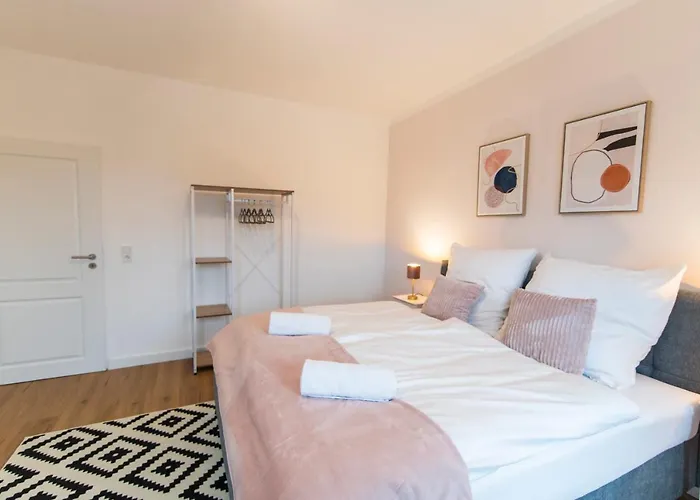 Peter - 90qm, 3 Schlafzimmer, Kueche, Wohnzimmer, Balkon, Netflix Appartement *