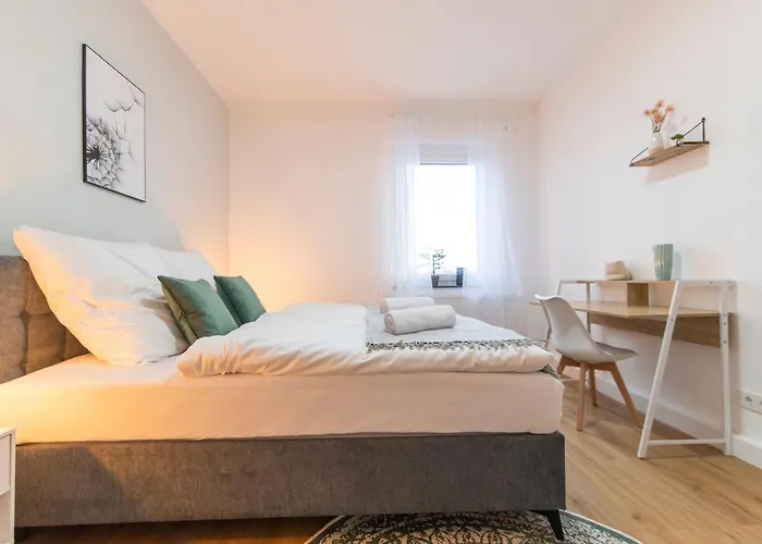 Peter - 90qm, 3 Schlafzimmer, Kueche, Wohnzimmer, Balkon, Netflix