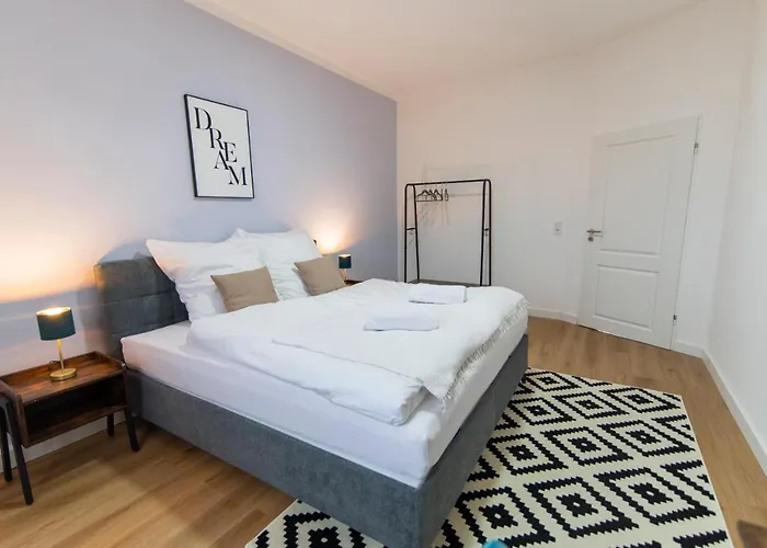 Peter - 90qm, 3 Schlafzimmer, Kueche, Wohnzimmer, Balkon, Netflix